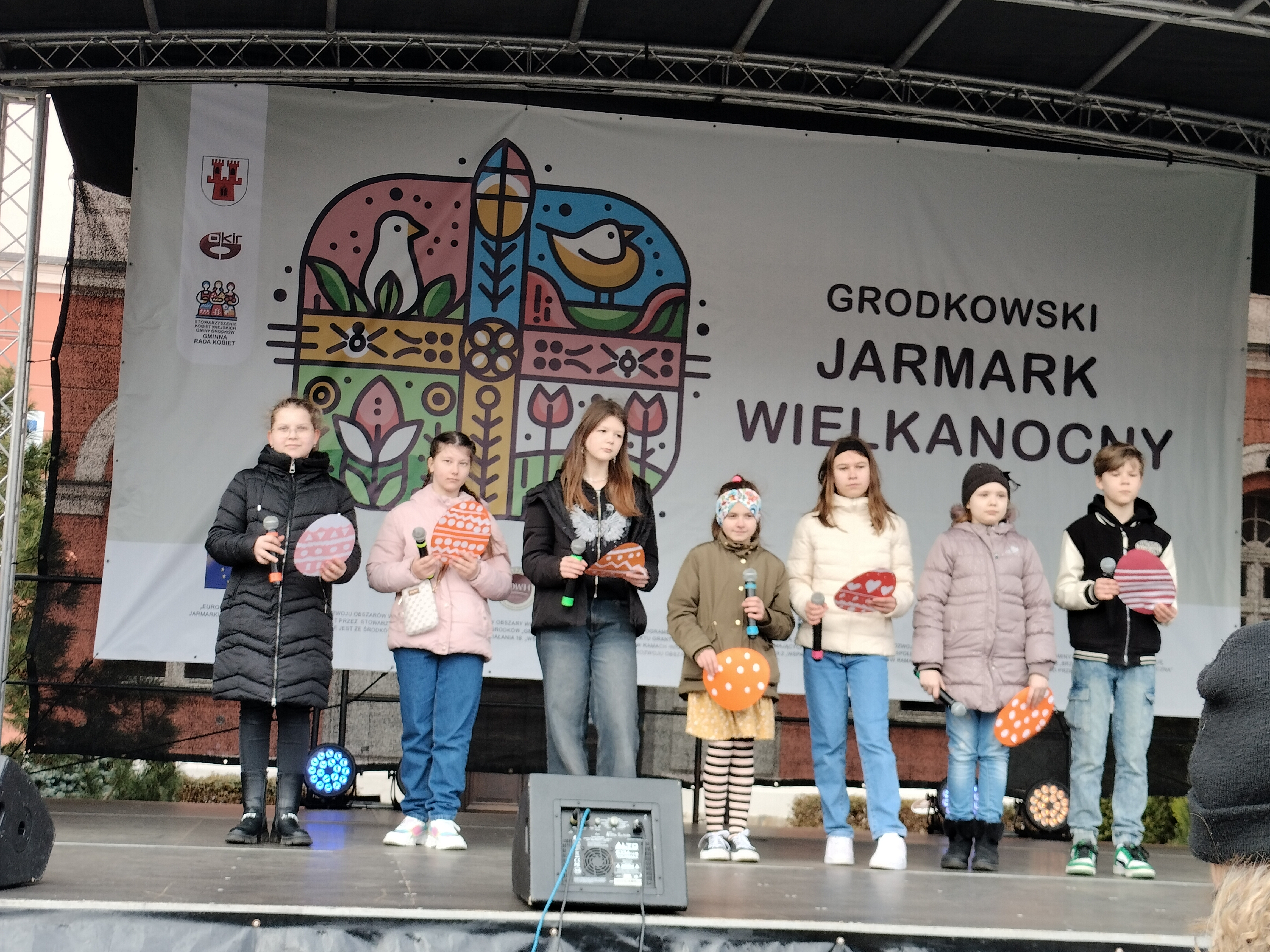 Występ zespołu ,,6 plus 1” podczas Grodkowskiego Jarmarku Wielkanocnego